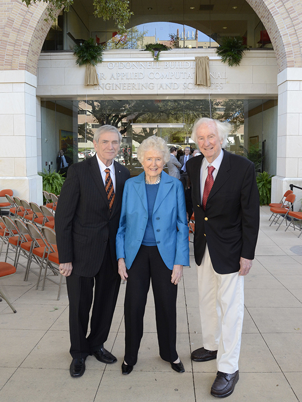 J. Tinsley Oden, Edith and Peter J. O'Donnell, Jr outside the building that bears their name