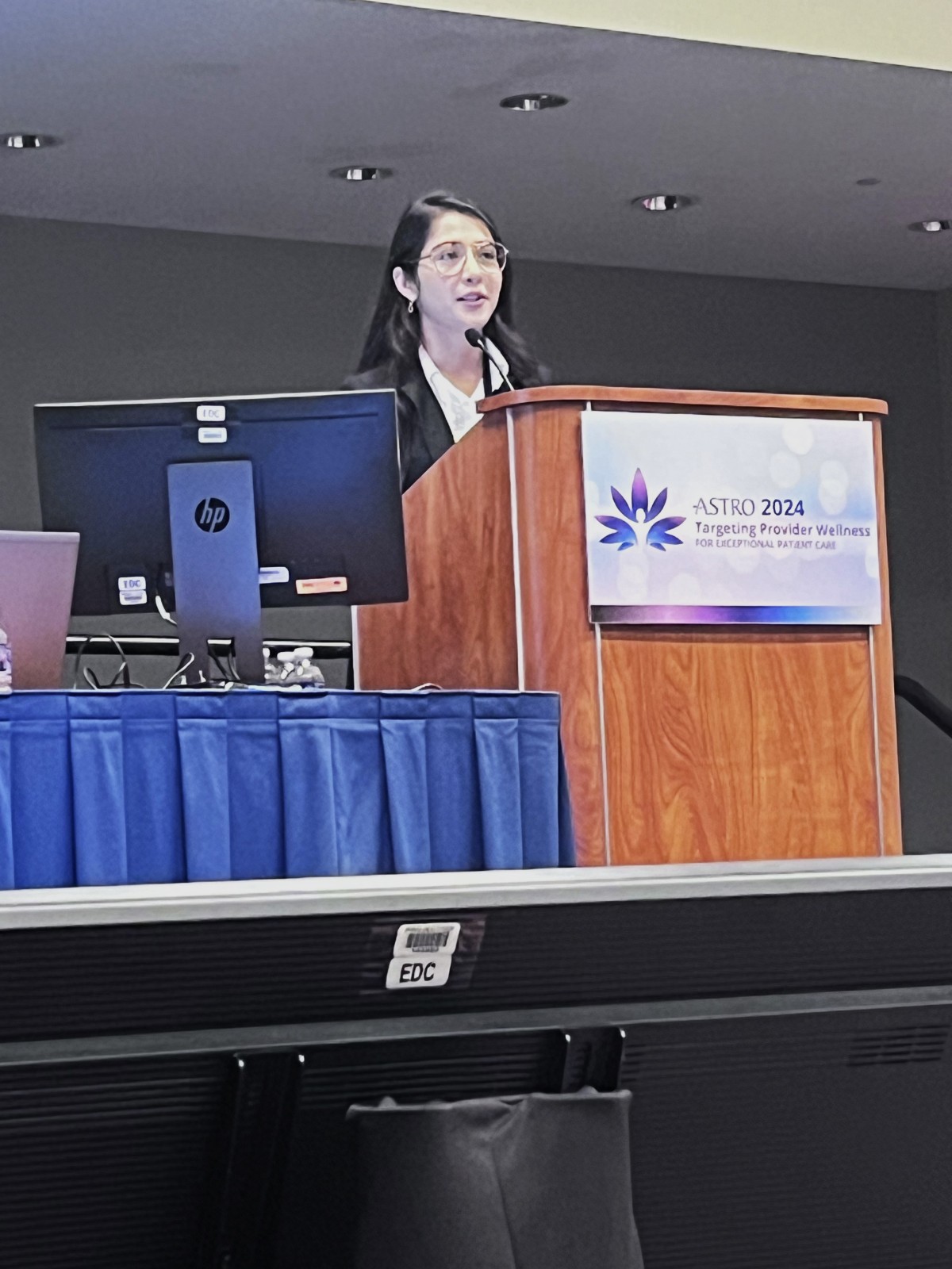 Texas Engineer Gabriela Nomura presents her paper at a conference.