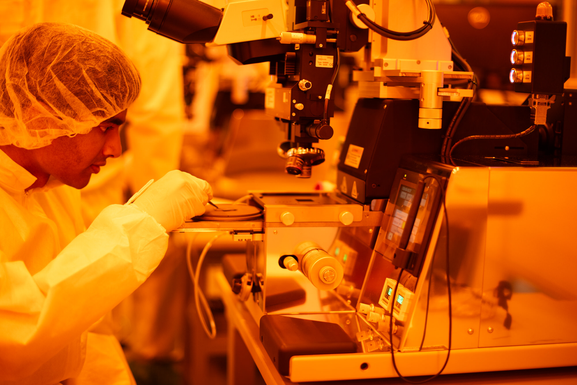 Texas Engineering students working with equipment in semiconductor lab