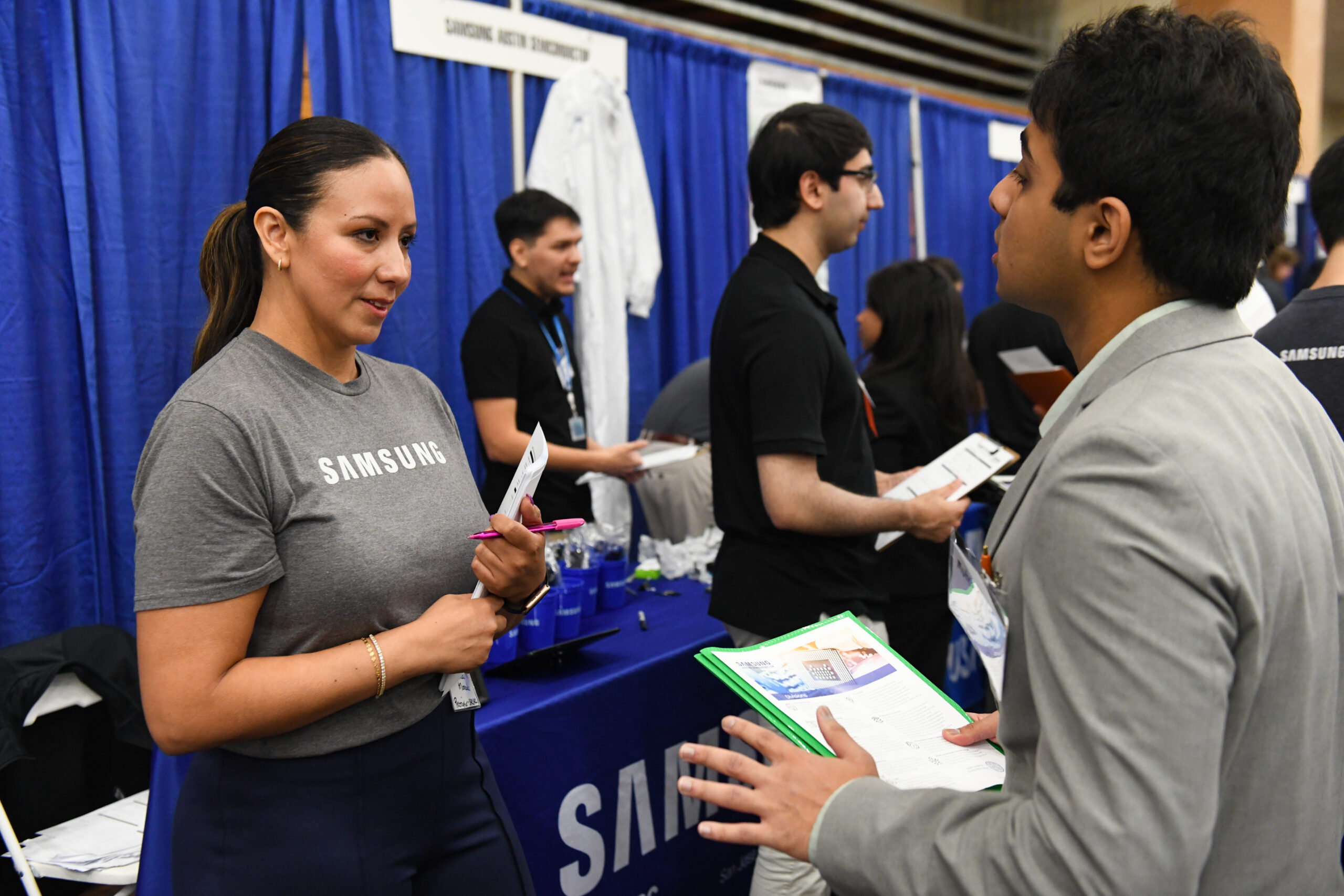 Texas Engineering student talking to Samsung recruiter at Fall Engineering Expo event