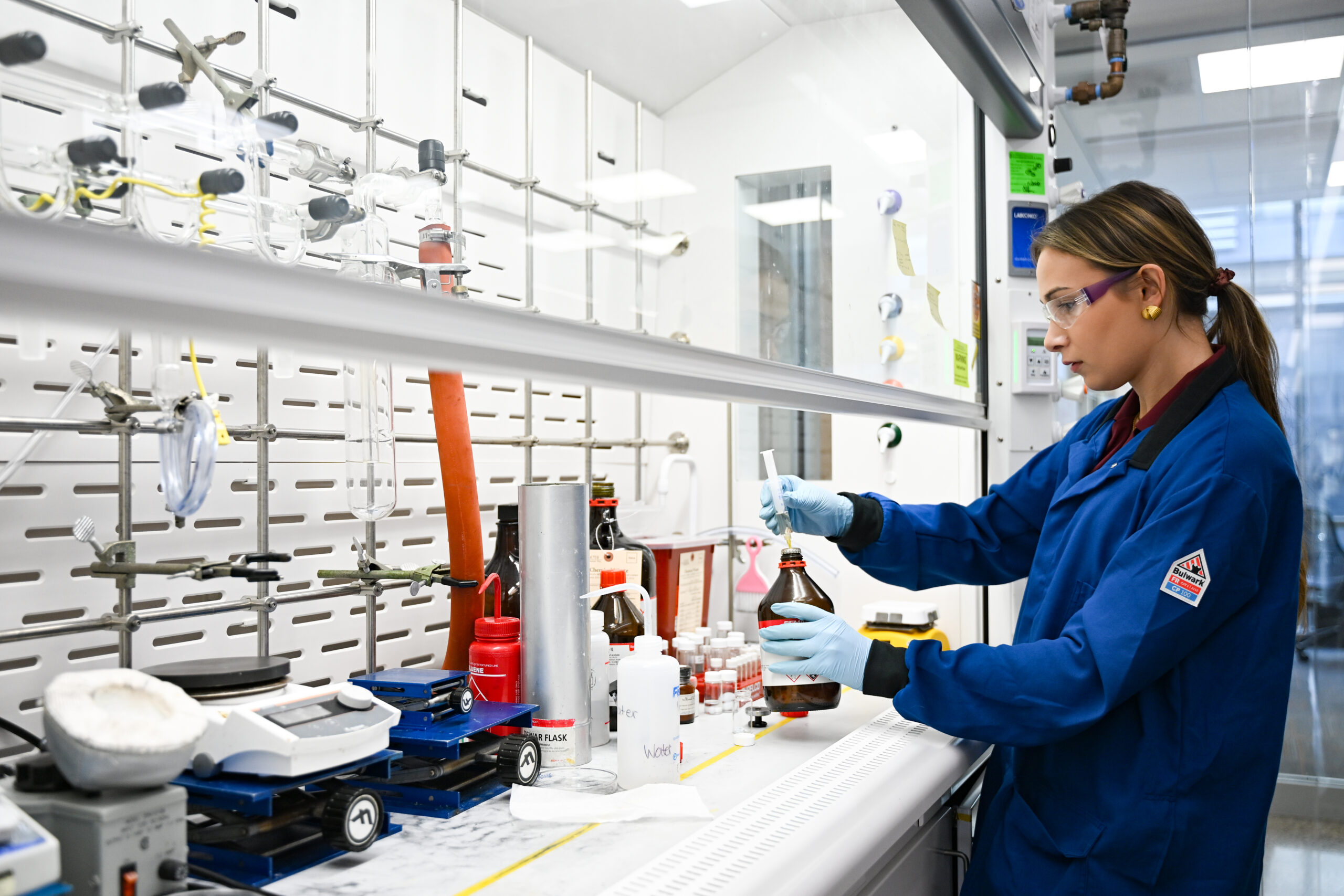 UT Austin Portugal Visiting Researcher Francisca Cardoso working in the lab