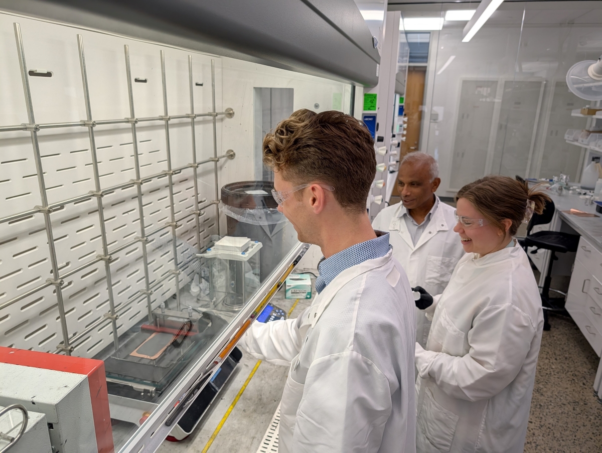 Texas Engineer Arumugam Manthiram in his lab with students.