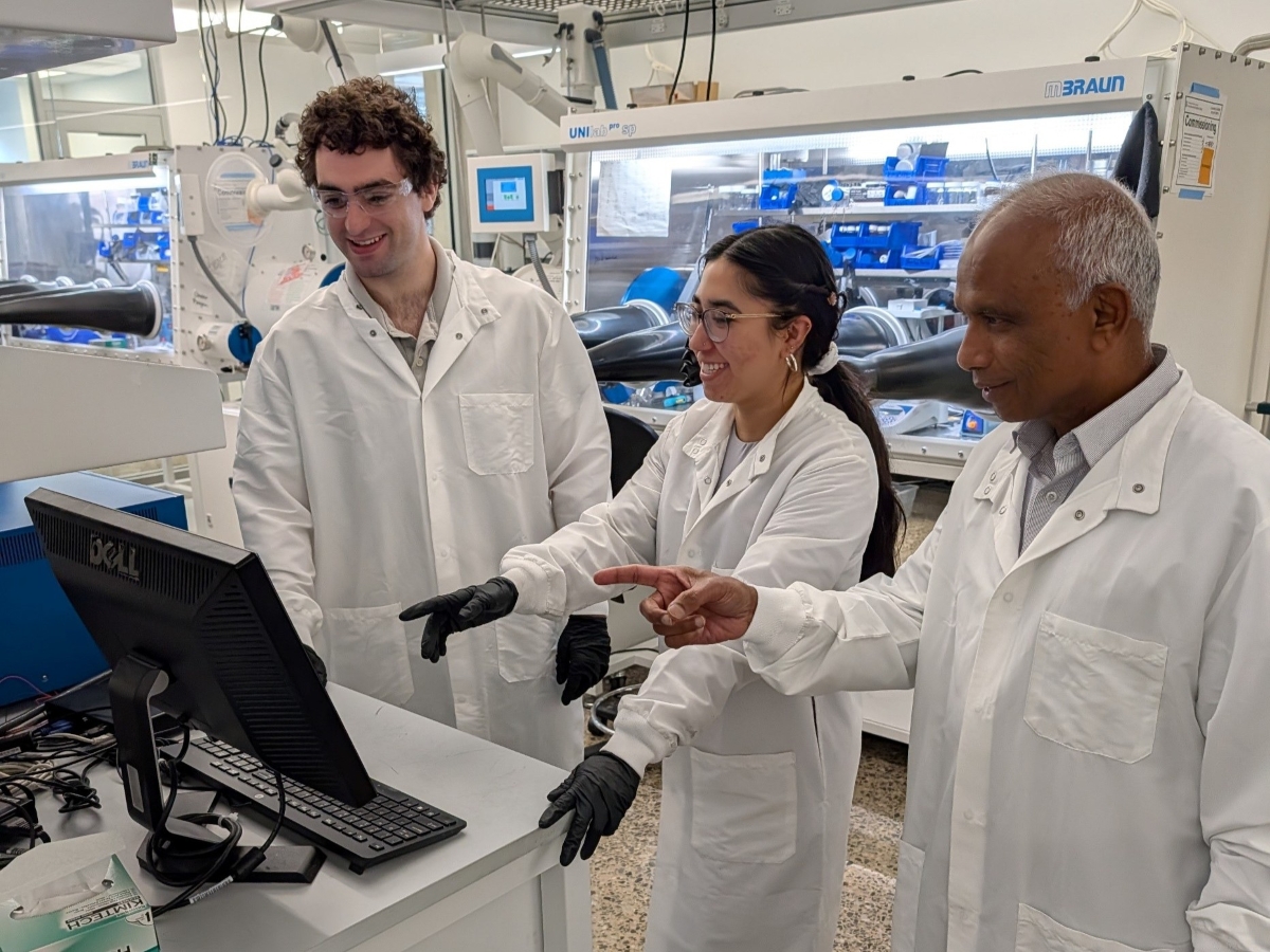 Texas Engineer Arumugam Manthiram in the lab with his students.