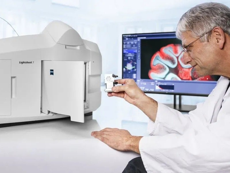 A scientist operating a Zeiss lightsheet microscope.